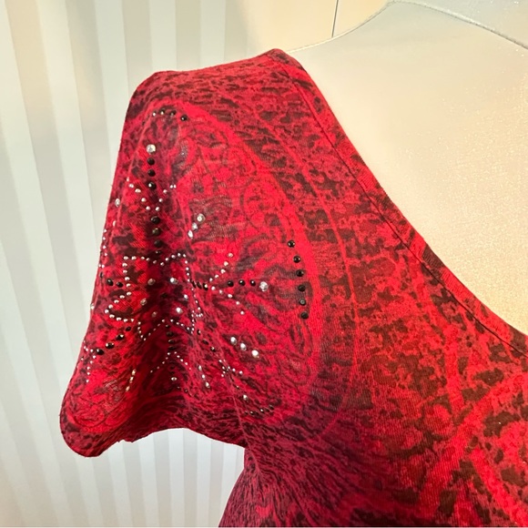 Maurices red black rhinestones one sleeve pattern tee Size L - Picture 2 of 10